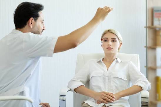 హిప్నోసిస్ అంటే ఏమిటి? ప్రయోజనాలు.